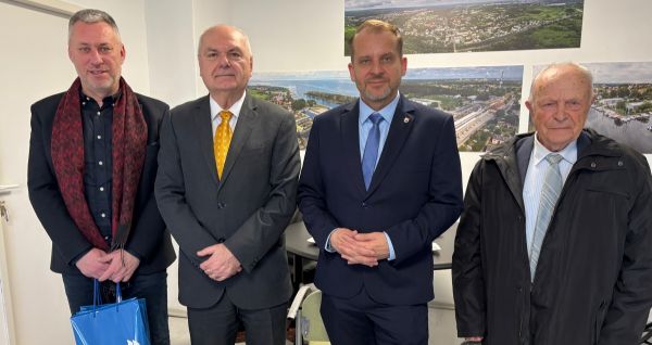 Na zdjęciu od lewej: Petro Aleksowski, ambasador Jasmin Kahil, burmistrz Polic Krystian Kowalewski i Leon Gogarowski