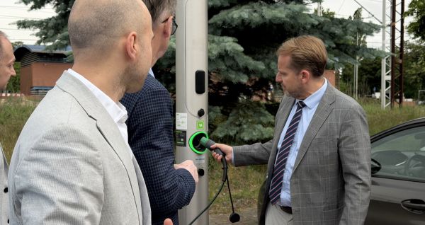 Pod Urzędem Miejskim w Policach zamontowano ładowarkę aut elektrycznych