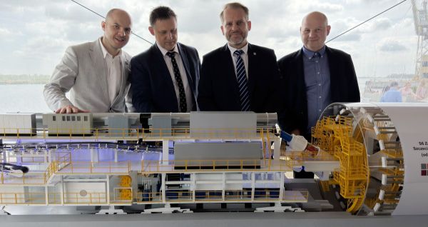 Burmistrz Polic w tle maszyny drążącej tunel