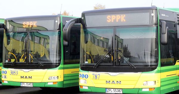 Dwa autobusy obok siebie - w barwach i z napisem SPPK
